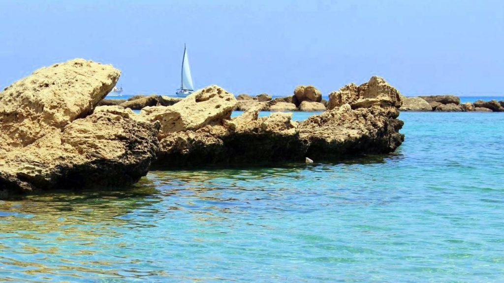 Скелясті виступи, що оточують бухту пляжу Ломбарді, Пляж Ломбарді, Протарас, Кіпр