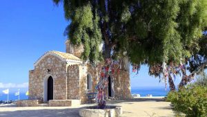 Дерево желаний возле церкви, Церковь Пророка Ильи, Протарас, Кипр