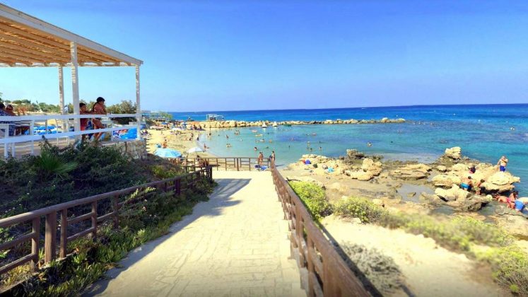 Дорожка к пляжу мимо кафе, Пляж Ломбарди, Протарас, Кипр