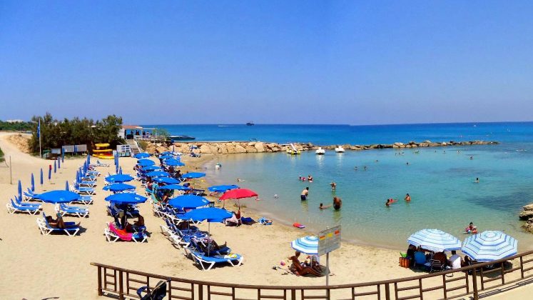Шезлонги на пляже, Пляж Ломбарди, Протарас, Кипр